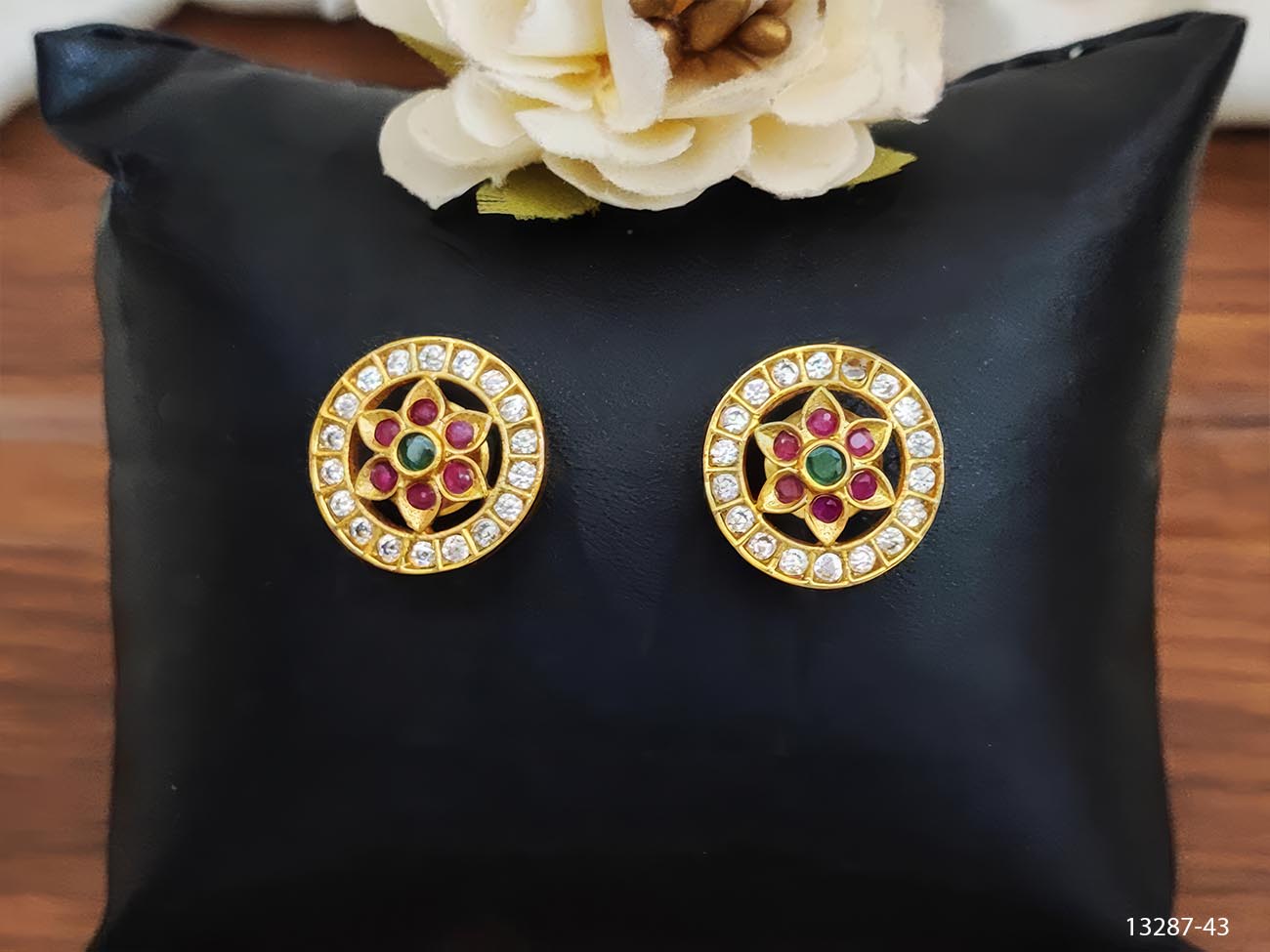 Flower Kemp Stud Earrings